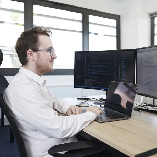 Kosmos agency team and offices